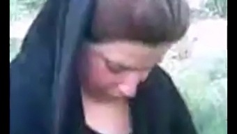 Wanita Berjilbab Menikmati Pertemuan Seksual Di Luar Ruangan.