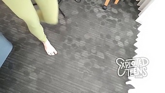 Remaja Kurus Berusia 19 Tahun Memberikan Blowjob Dalam Celana Yoga