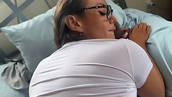 Ibu Tiri Dewasa Mandy Waters Bertemu Dengan Teman Putranya, Scott Stark, Dalam Pertemuan Yang Panas.