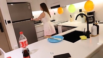 友達の母親をキッチンにいて、ロールプレイをしてセックスすることにした。
