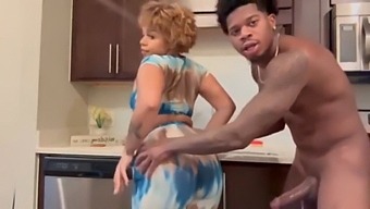 ホットな18歳のセクシーな女がキッチンでフェラをしてハメられる。