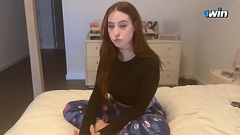 美しいシーメールの義妹が授業前に最高のフェラとアナルセックスをする